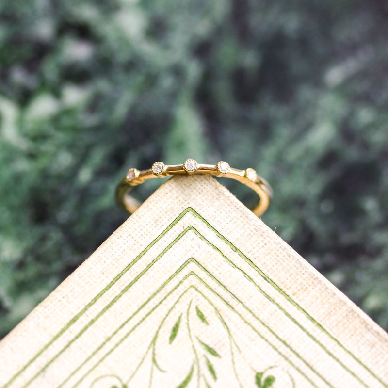 Alliance diamants espacées en or recyclé 18 carats joaillerie écologique Manal Paris
