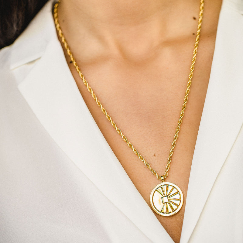Amulette en vermeil d'or 18 carats Nesf Daera joaillerie Manal Paris