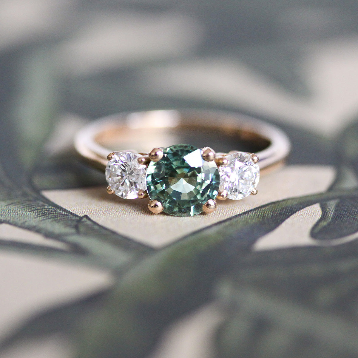 RARE !!! SAPHIR VERT POURPRE DE TANZANIE : 5.4 mm x 4.7 mm RARE !!! SAPHIR VERT POURPRE DE TANZANIE : 5.4 mm x 4.7 mm